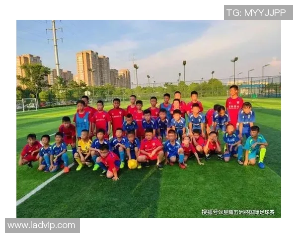 许家印携手足球明星共创中国足球新篇章助力青少年成长与发展 许家印携手足球明星共创中国足球新篇章助力青少年成长与发展