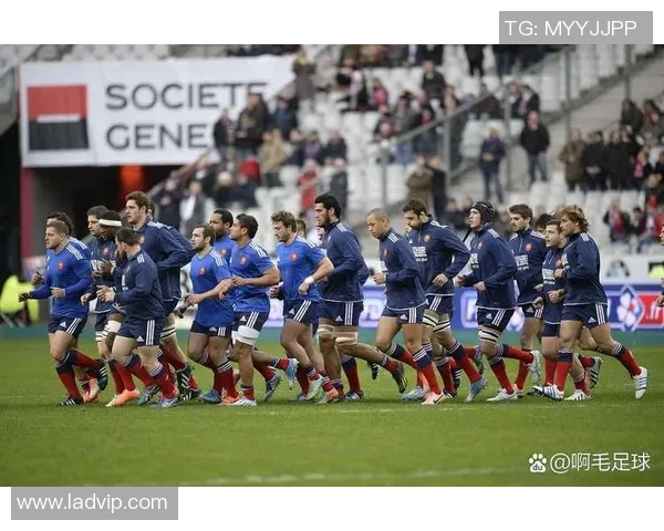 全场奔跑的足球明星展现速度与激情的完美结合