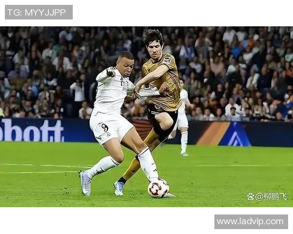 强力头球展现风采足球明星们的空中对决与精彩瞬间 强力头球展现风采足球明星们的空中对决与精彩瞬间