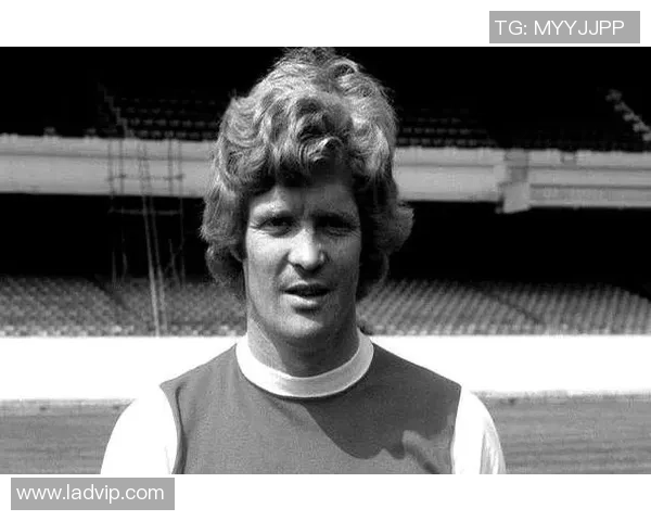 足球明星意外离世球场悲剧引发全球哀悼与反思运动员健康问题 足球明星意外离世球场悲剧引发全球哀悼与反思运动员健康问题