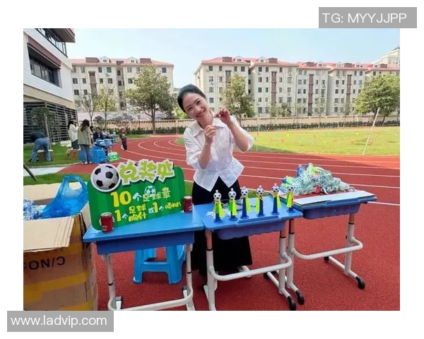 两小孩热情点名心目中的足球明星展现童真与梦想