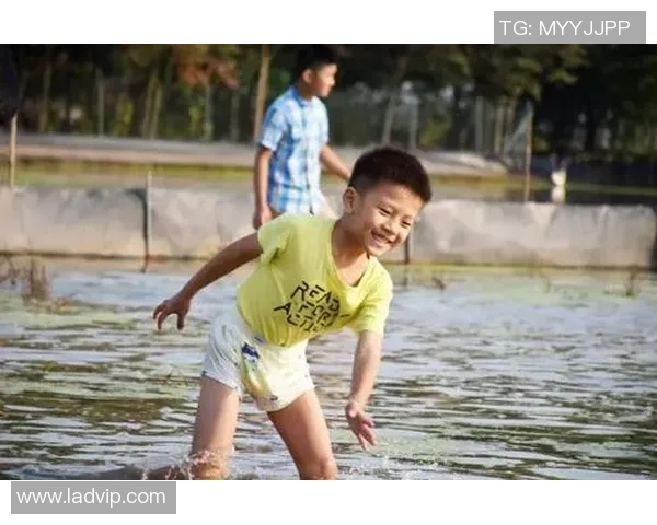 女生挑战足球明星国籍猜谜游戏乐趣无穷，快来一起参与吧